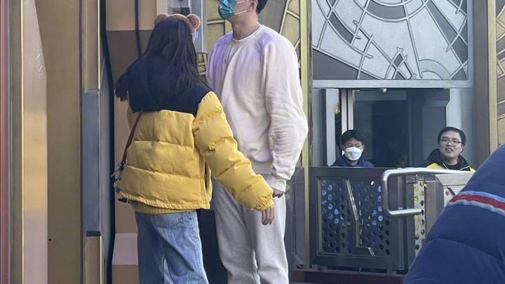 孙杨与女友张豆豆现身游玩,两人姿势亲密太般配,你羡慕吗?