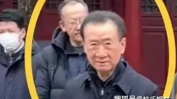 68岁王健林近况曝光,身材暴瘦走路不稳,你怎么看?