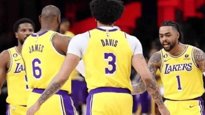 湖人正式出征三连客,詹眉率队表情严肃,他能否完成自我救赎?