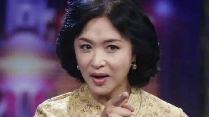 52岁金星重回男儿本色,全身男装素颜走街,你怎么看?