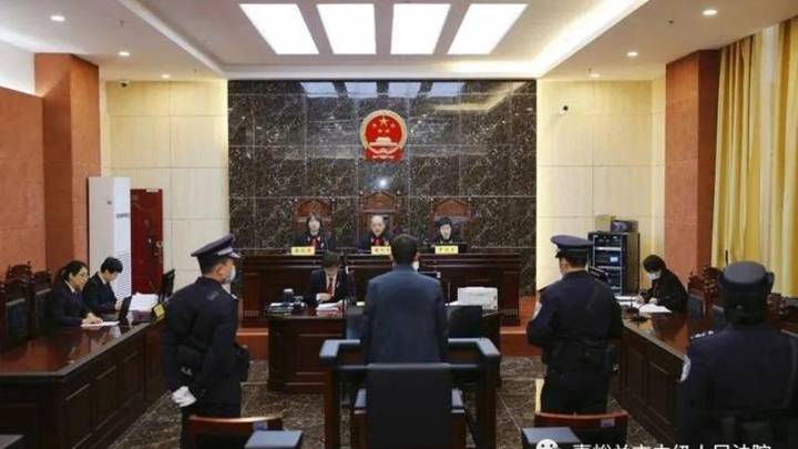 男子趁父亲熟睡持剪刀弑父,当庭认罪悔罪,你支持重判吗?
