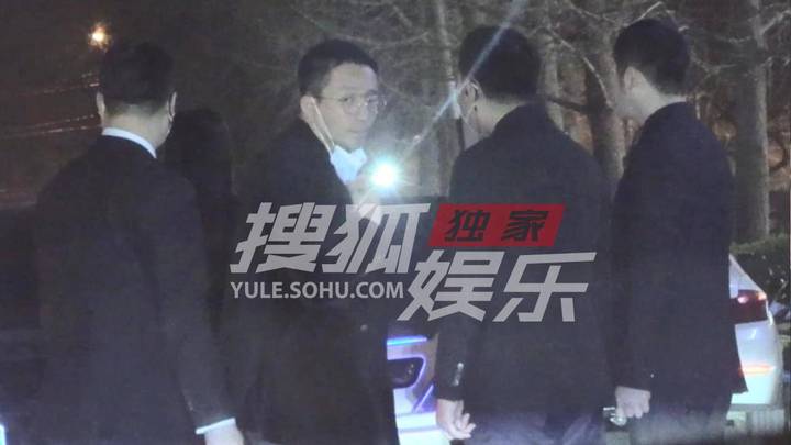 汪小菲乘坐百万豪车带美女回家,状态憔悴,他是渣男吗?