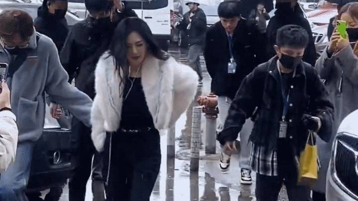 谢娜《萌探探探案3》路透,酒红色小洋装,惊艳到你了吗?