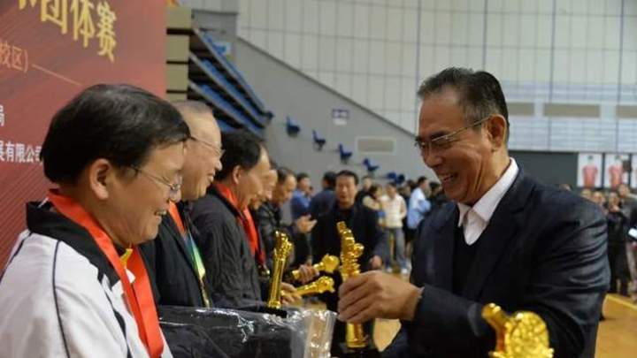 蔡振华妻子黄胜发文辟谣,是在忙于工作和照顾母亲,你相信吗?