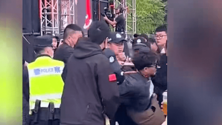 草莓音乐节现场一男子对警察竖中指,该男子是否涉嫌违法犯罪?