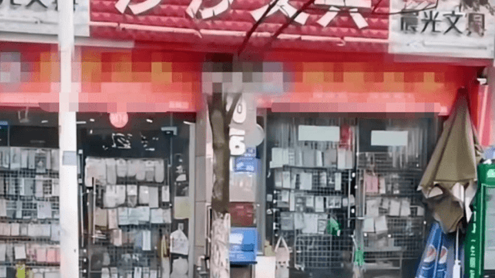 女孩偷窃要求搜身,商家门口被送白花,老板道歉,你能接受吗?