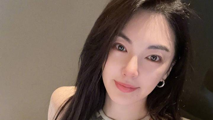 张雨绮参加戛纳电影节,穿无袖自拍颜值爆表,你喜欢她吗?