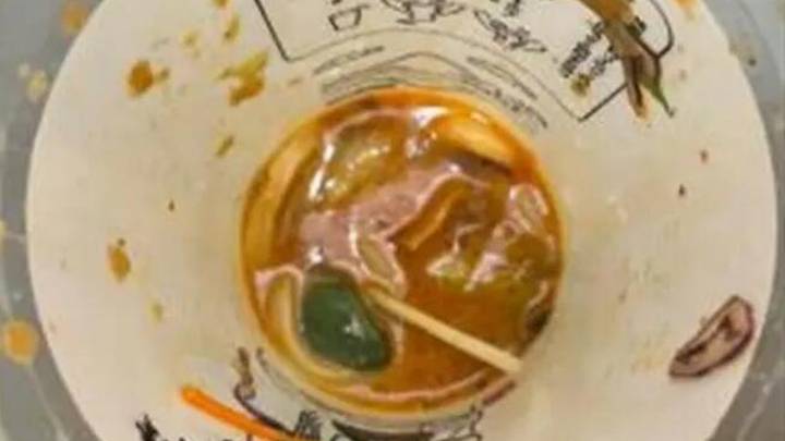乌冬面里吃出活青蛙,你会接着吃吗?