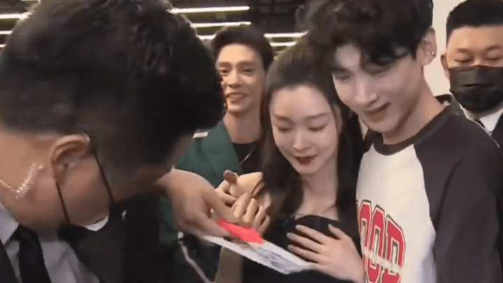 白敬亭搂着宋轶狂撒糖,是不是男友力MAX?