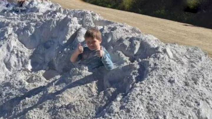巴西一7岁男孩跳进石灰石堆玩后死亡,这是吸入粉尘导致的吗?