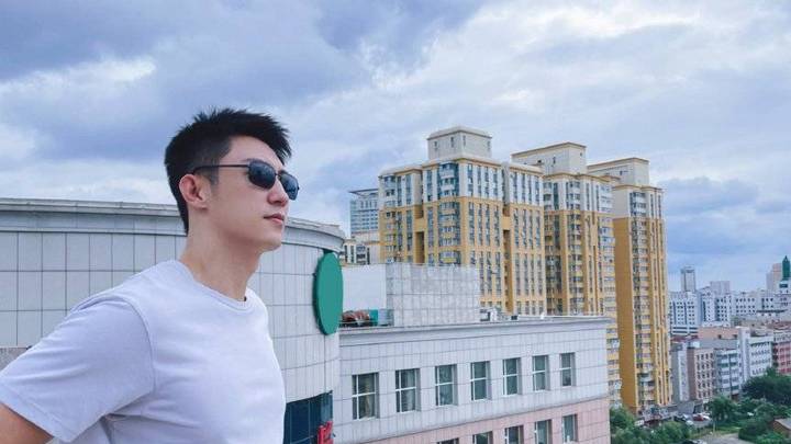 黄景瑜拍摄间隙暖心帮陌生老人推轮椅,你看好他的演技吗?