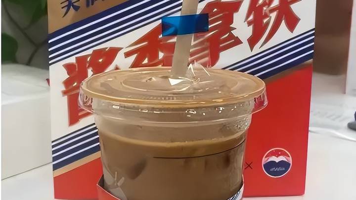 男子在瑞幸门店怒砸多杯「酱香拿铁」,你觉得对方嫌奶油形状丑吗?