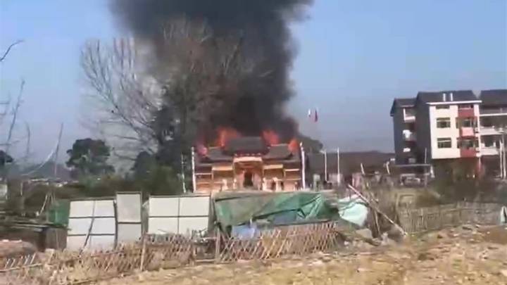 江西抚州一祠堂被大火烧毁,村民集体出资造价三百多万,你支持重建祠堂吗?