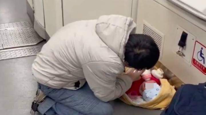 男子将婴儿放轻轨地上喂奶引争议,你觉得是道德绑架吗?