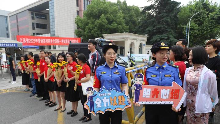 南京城管连续第10年护考,是为学弟学妹保驾护航吗?