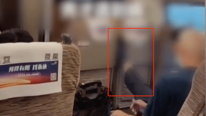男子调座椅遭后排老人狂踹,老人是否涉嫌损坏公共财物?