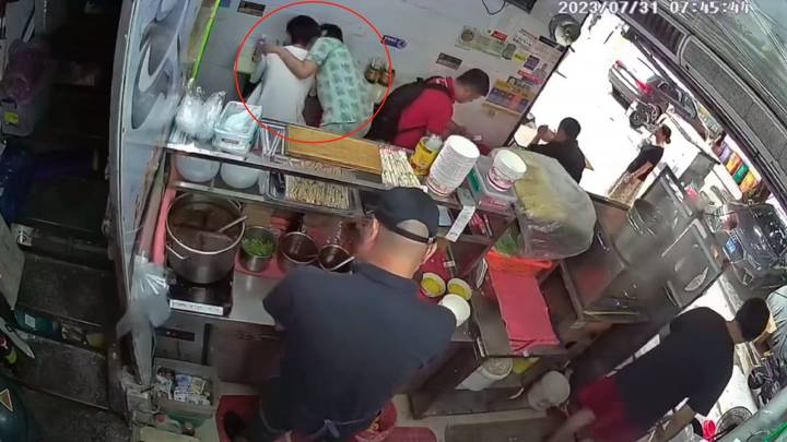 男子去早餐店吃早餐被陌生女子强吻,你觉得是故意的吗?