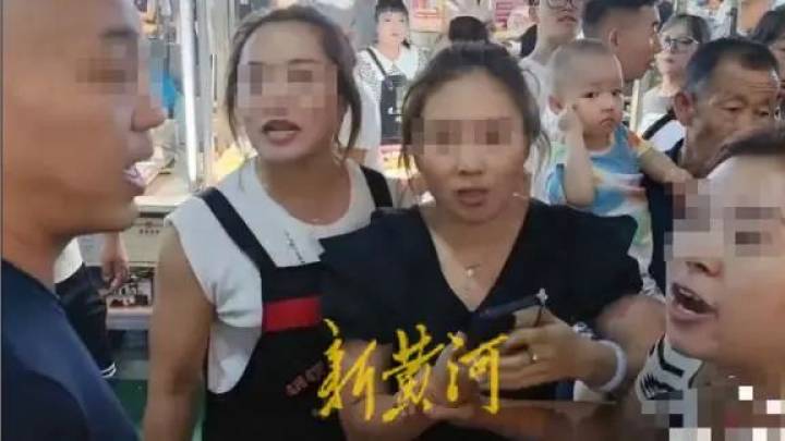 太原骂人水果捞摊位遭围观打卡还被扔鸡蛋,你怎么看?