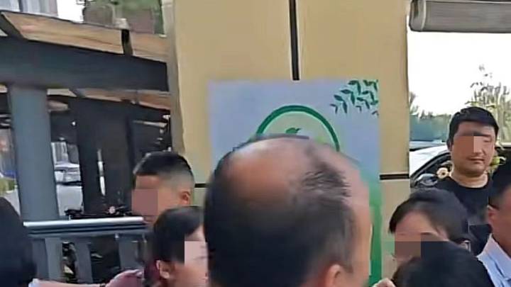 河北一学校拦长发女生入校,你怎么看?