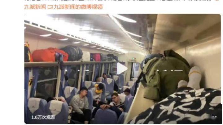 男子躺火车行李架上睡觉,下一秒在乘警的注视下爬下,是否属于危险操作?