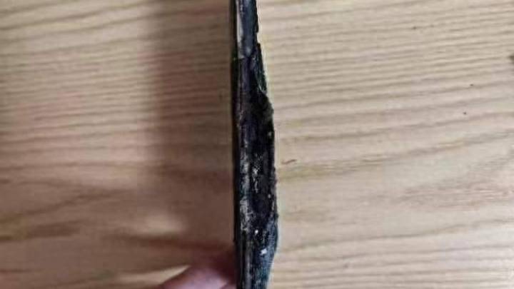 女子称手机凌晨突然自燃致其脚部烧伤,你觉得荣耀是故意的吗?