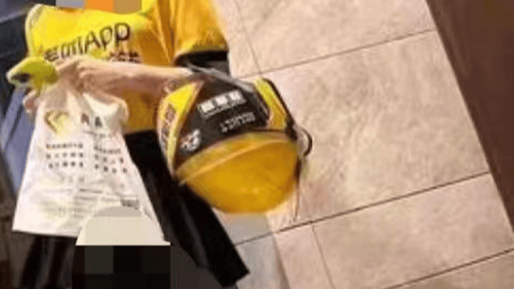 外卖店铺深夜营业,售1400元牛杂汤粉被质疑提供非法服务,你怎么看?