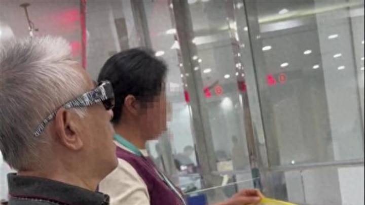 上海一老人欲过户房子给保姆,工作人员报警,是不是涉及诈骗?
