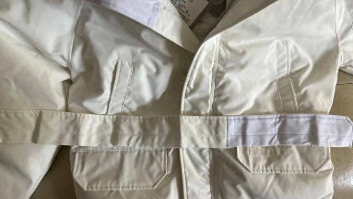 近万元羽绒服口袋发现一块布料,加拿大鹅致歉,你接受吗?