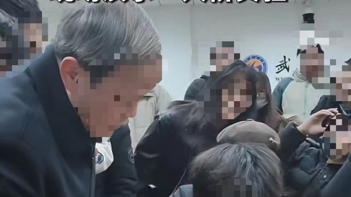 武汉一大学老师演示催眠术,学生身体僵硬,你觉得该老师有问题吗?