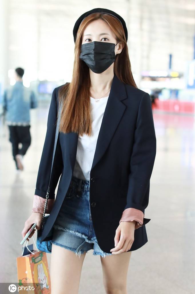 李一桐穿短裤大秀美腿 柔顺直发美丽姐姐