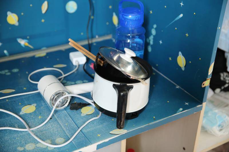 调味品,鸡蛋,蔬菜……当大功率电器和"琳琅满目"的食材被清理出宿舍时