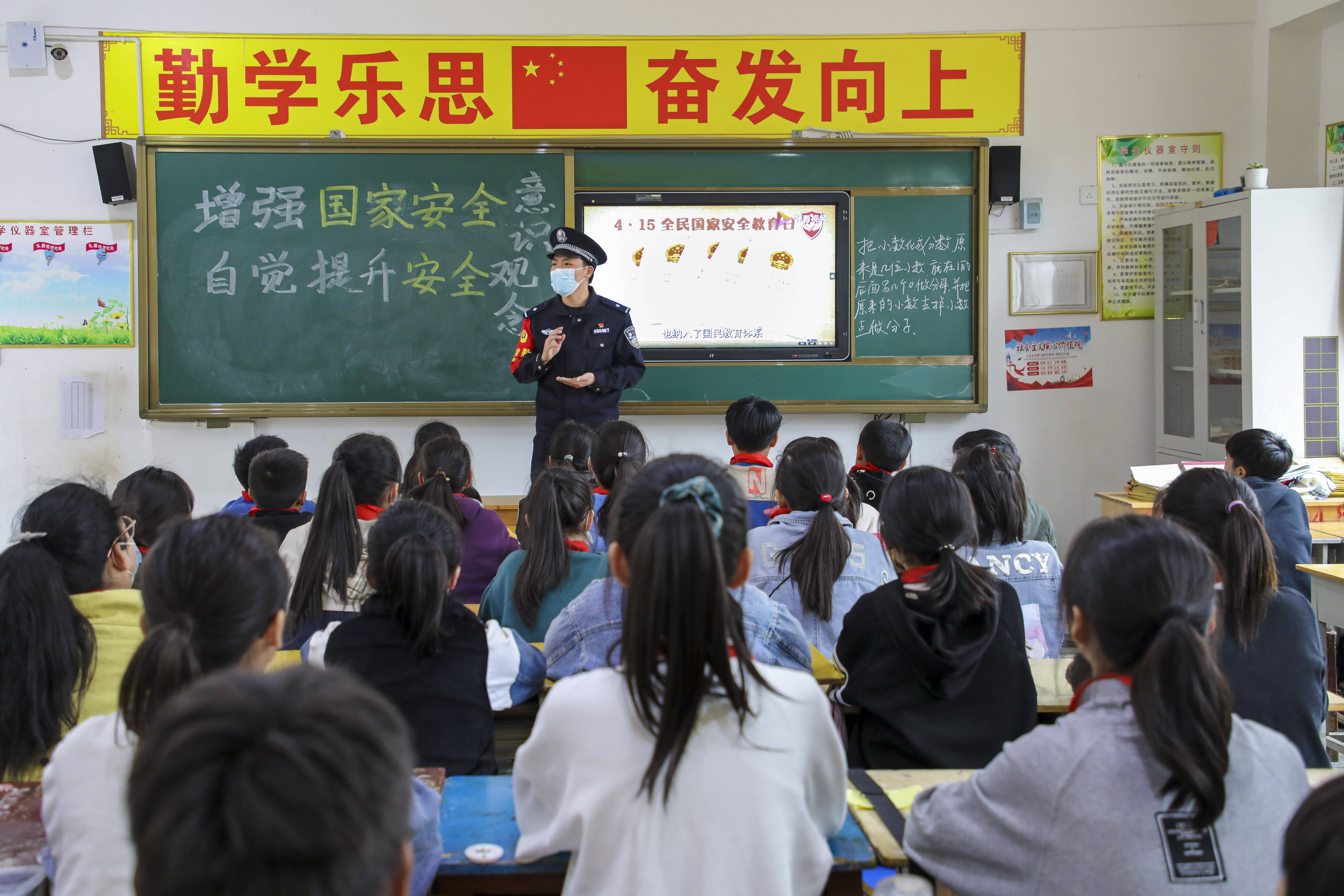 维护国家安全,筑牢人民防线—洛阳铁路警方开展国家安全教育日普法