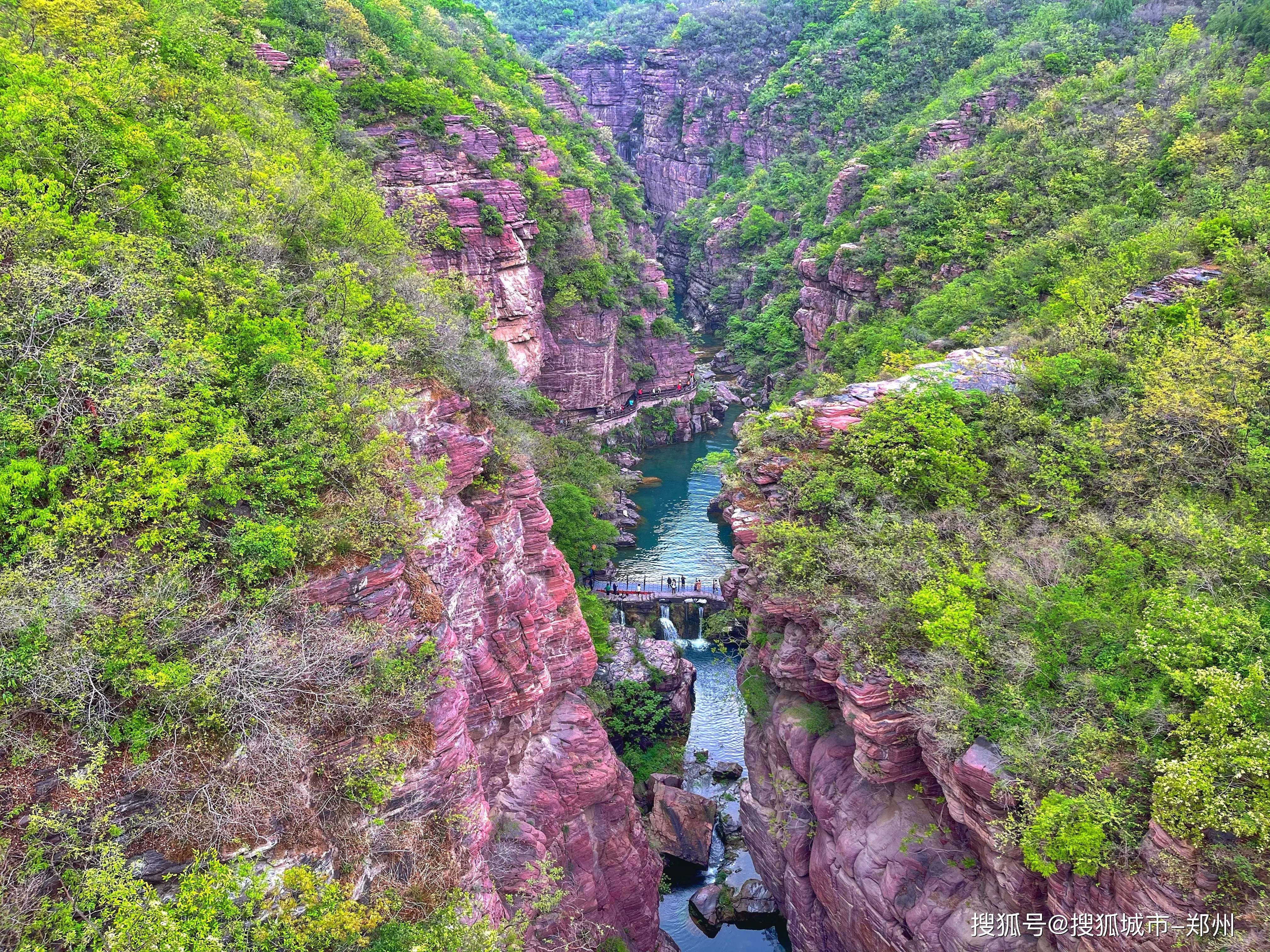 4月20日,河南云台山景区谷雨蒙蒙,山清水秀,风景旖旎.