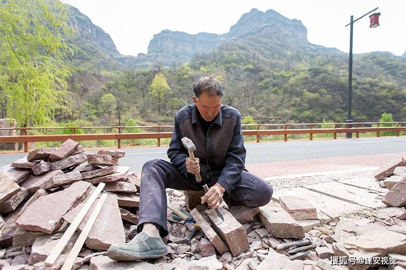 河南省的红土岗自然村建民宿村民邀请山西省的二十多位石匠师傅帮忙