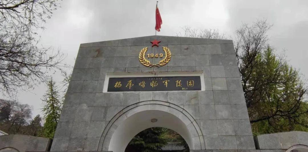 4月2日,陕建一建第五直属工程公司前往杨虎城将军烈士陵园,开展"缅怀