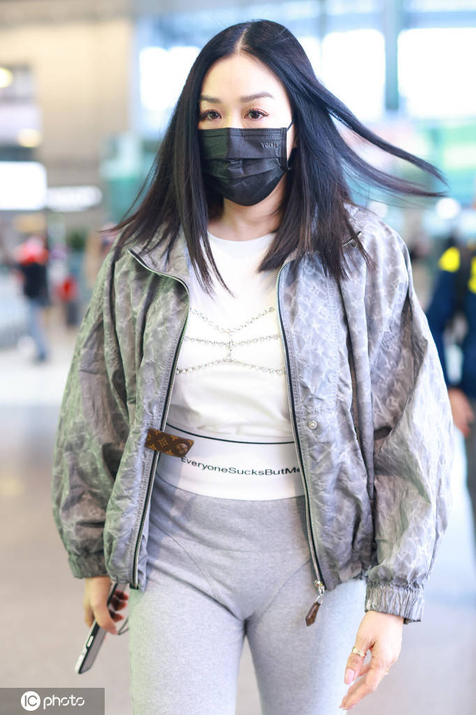 钟丽缇穿紧身裤好似秋裤 亲切对镜头招手比心