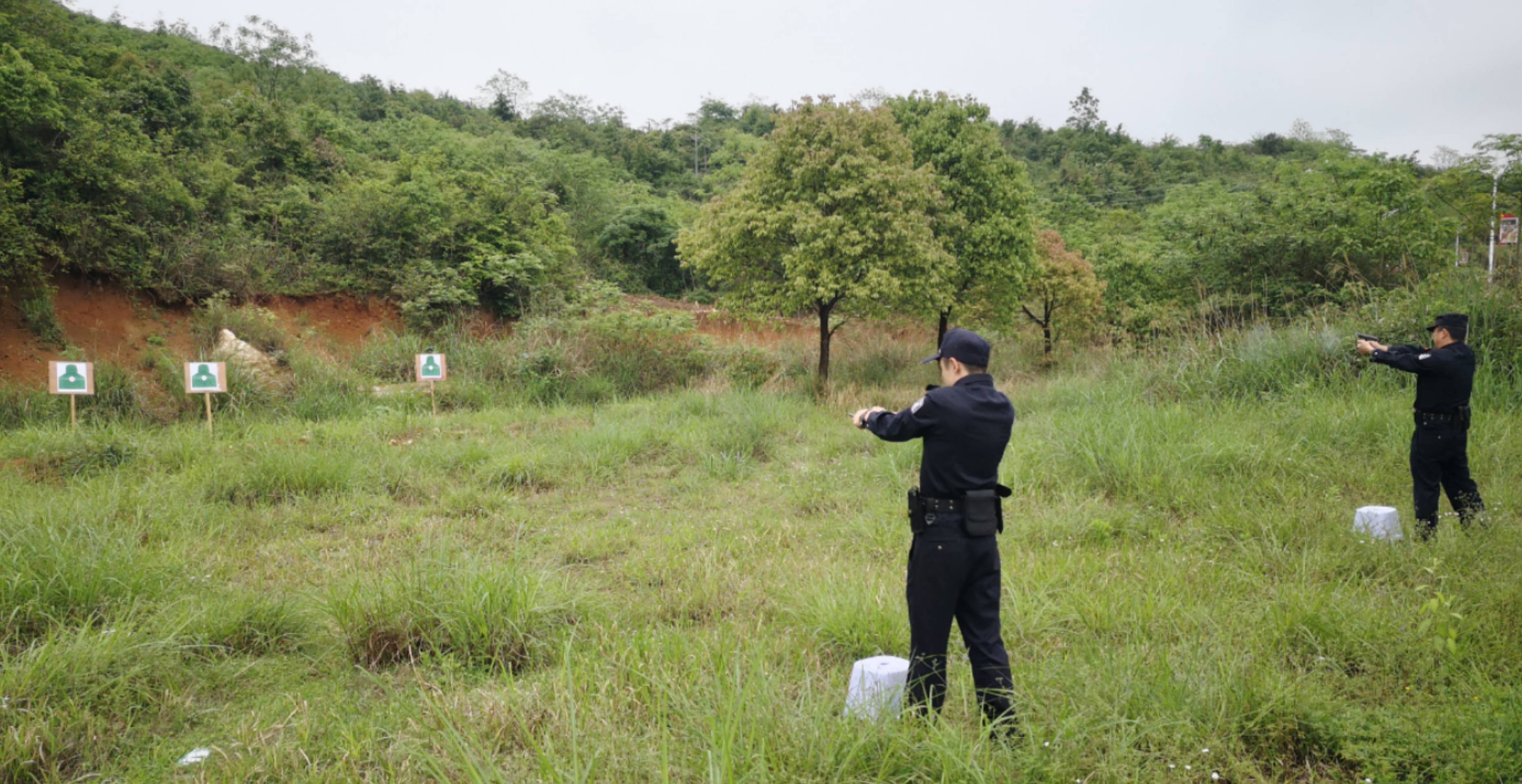 湖南怀化:铁警冒雨打靶练兵忙_靶场