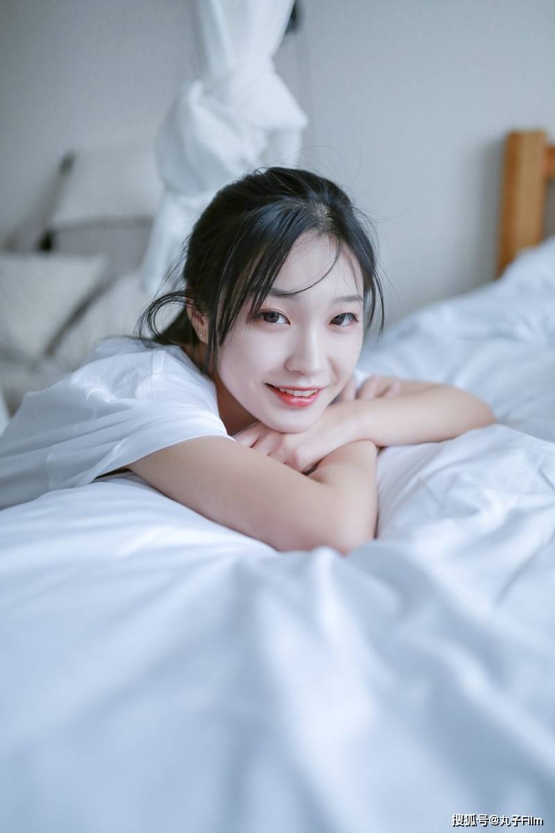 性感美女时尚写真白嫩少女牛仔热裤美腿玉足清纯甜美可爱迷人