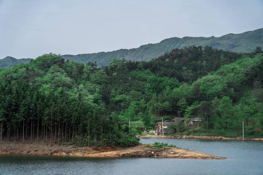 武占岭原是穷乡僻壤现建生态漂流还有高空玻璃栈道