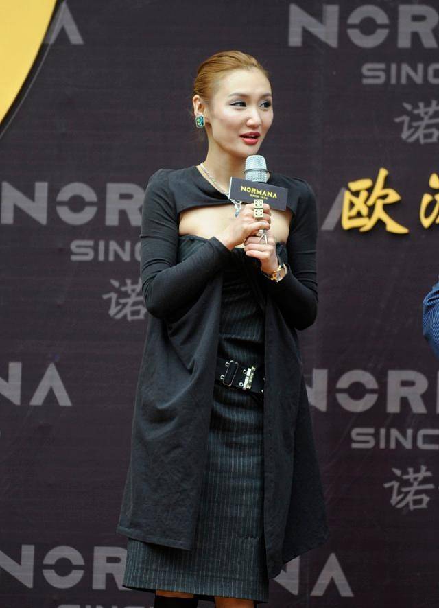 原创牛萌萌现身活动将礼服挖空勒出赘肉面容憔悴皮肤蜡黄显老太多