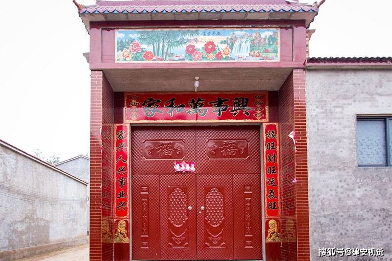 河南省滑县的农村门楼建筑.