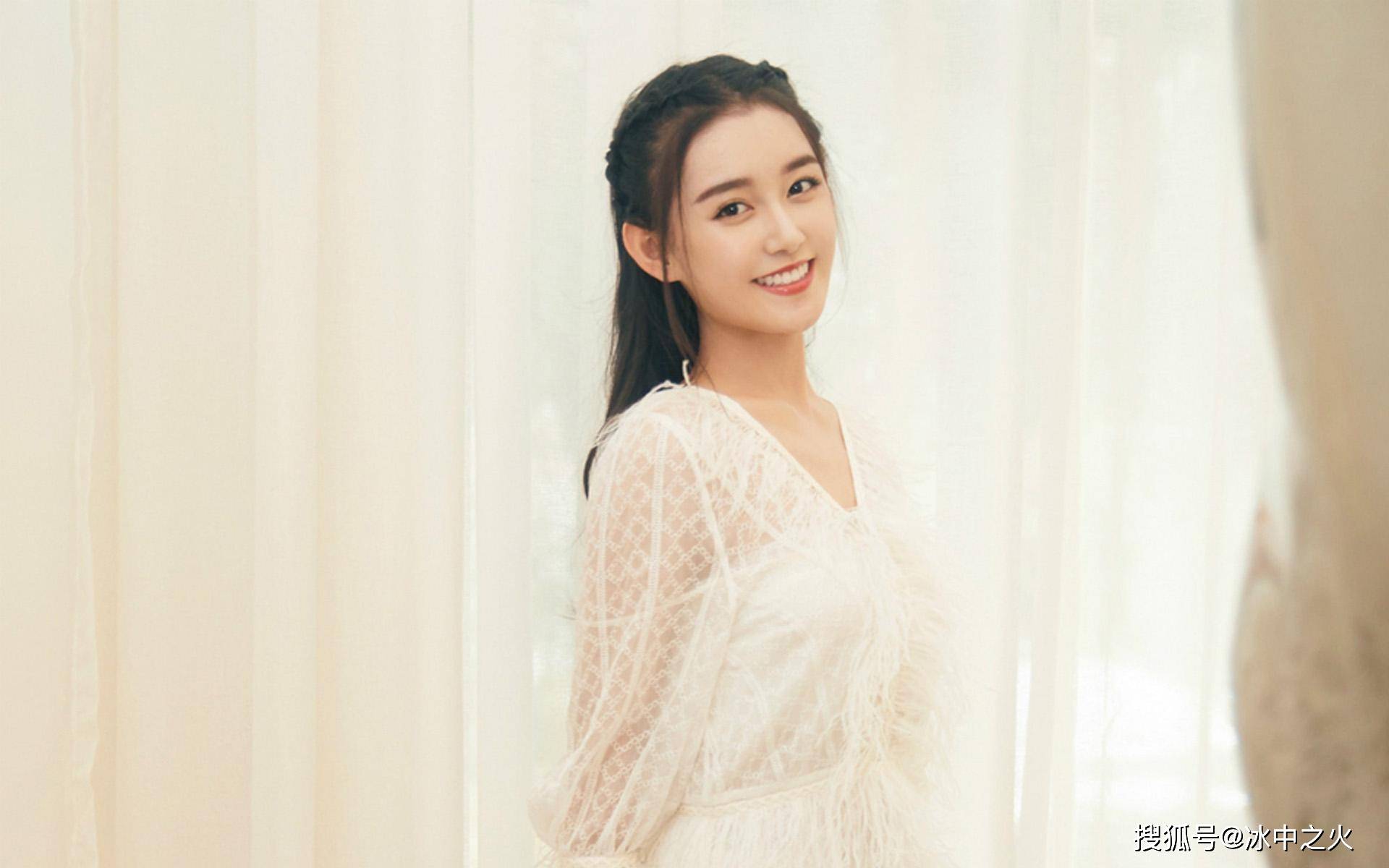 蒋依依高清手机壁纸图片