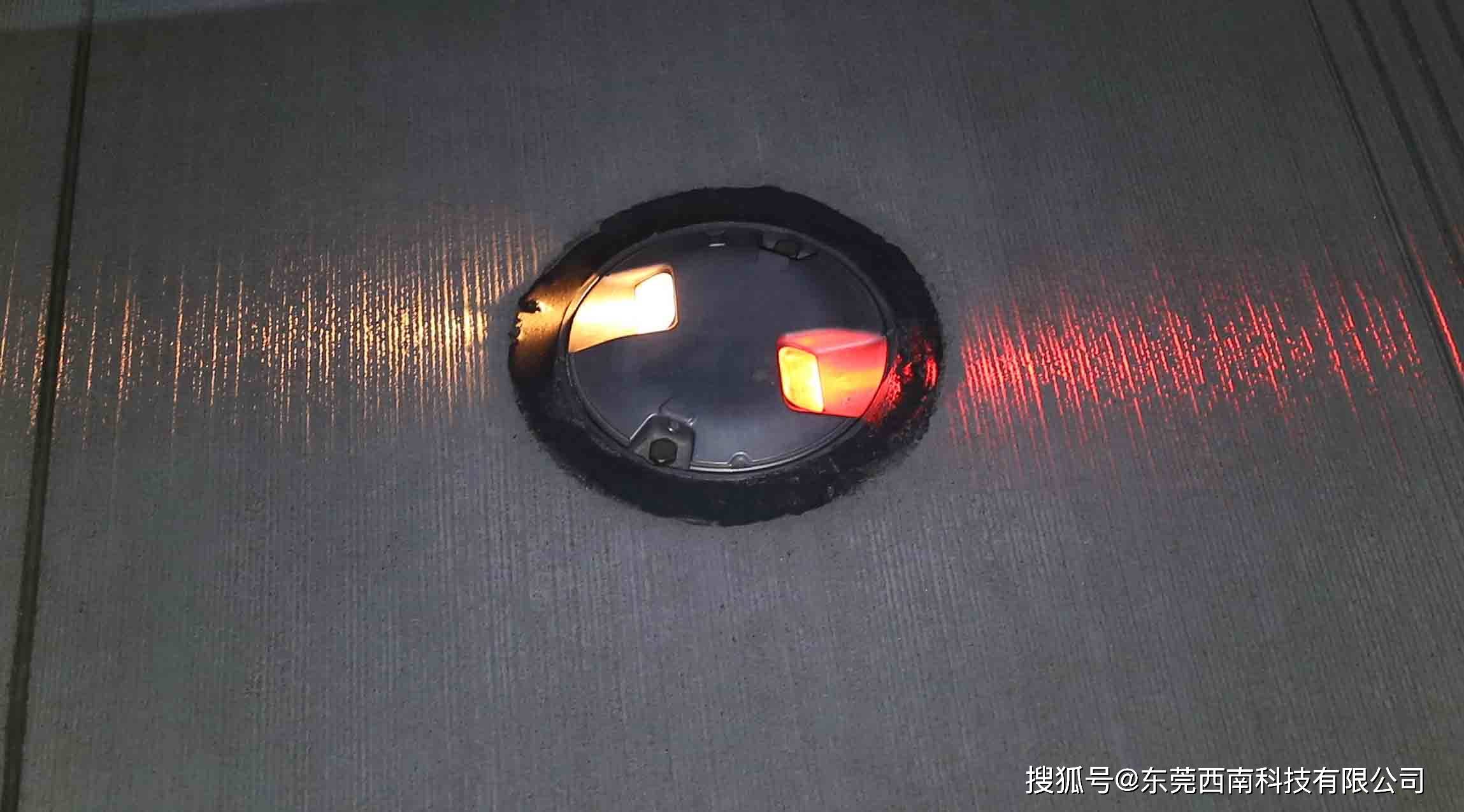 嵌入式灯具使用专用道面胶,安装效果图 立式滑行道边灯采用立式安装