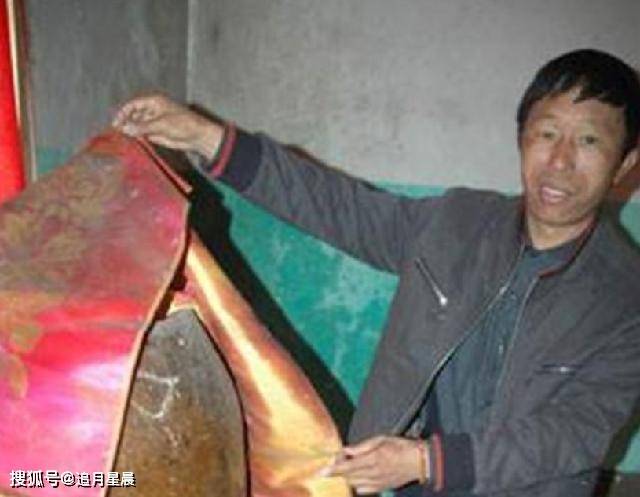 父亲病逝后,儿子将他的遗体塑成金身,供奉在家没人愿来串门