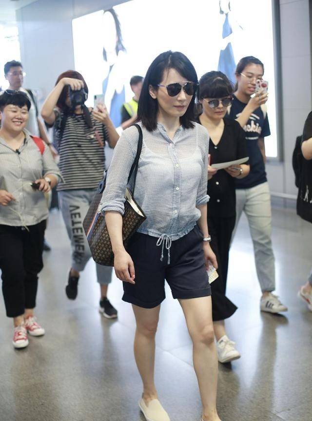 48岁俞飞鸿低调素颜走机场穿格纹衬衫搭吊带衫显女人味气质