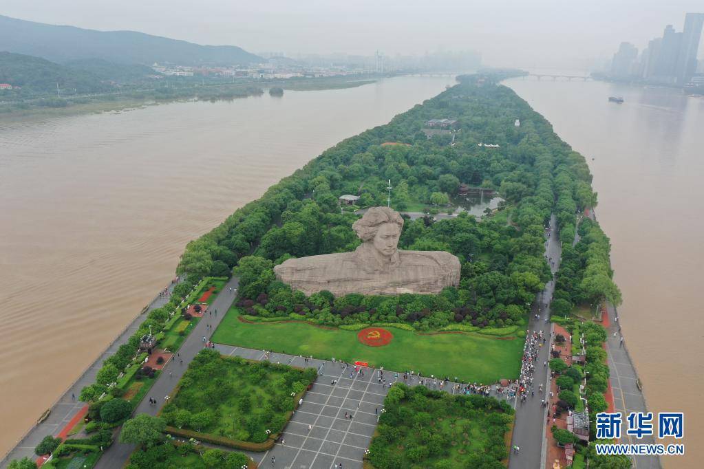 5月25日,湖南长沙橘子洲景区在湘江水位下降后,经过清淤清洗,恢复