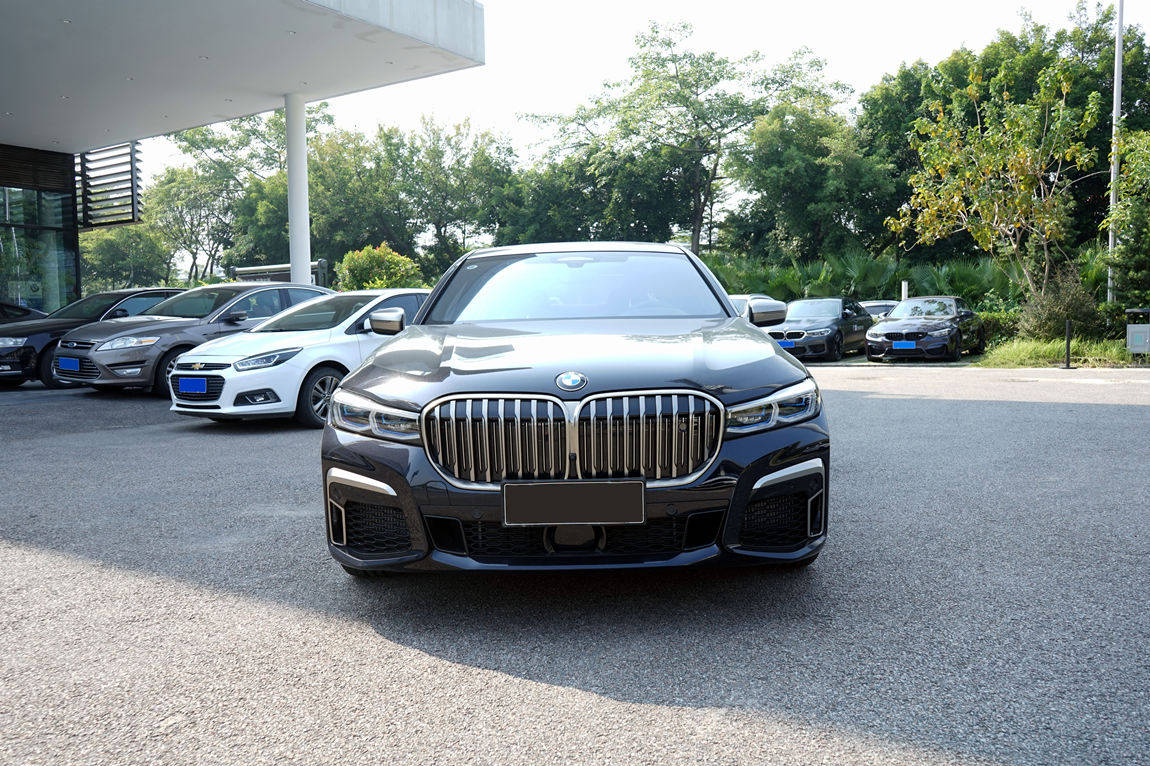 宝马m760li xdrive 蓝晶黑/阿玛瑞恩红 最新款