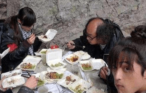 横店演员"盒饭"被曝光,也分为三六九等,这很社会!