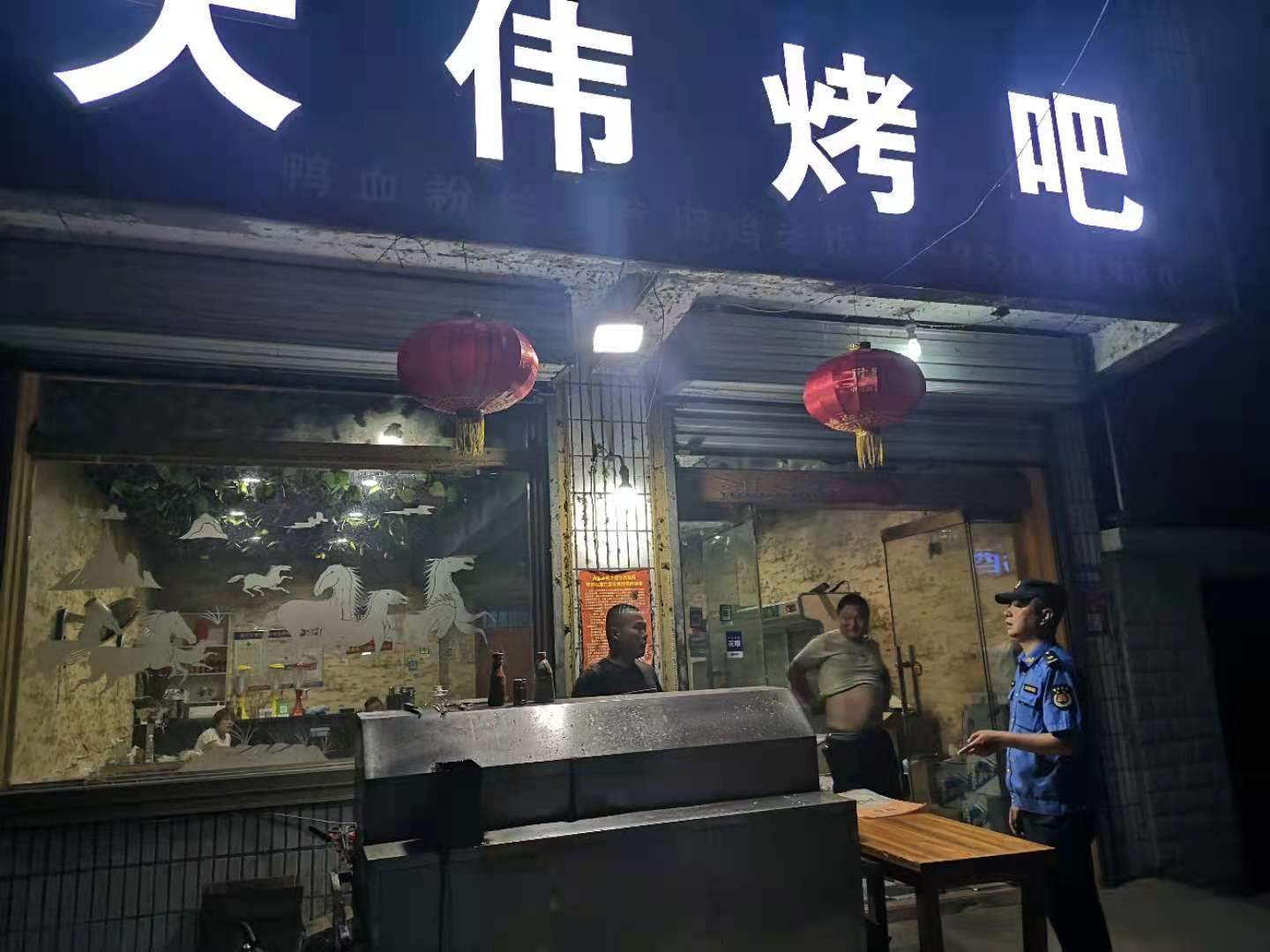 南京六合城管"三步走"措施,规范夜间烧烤店经营