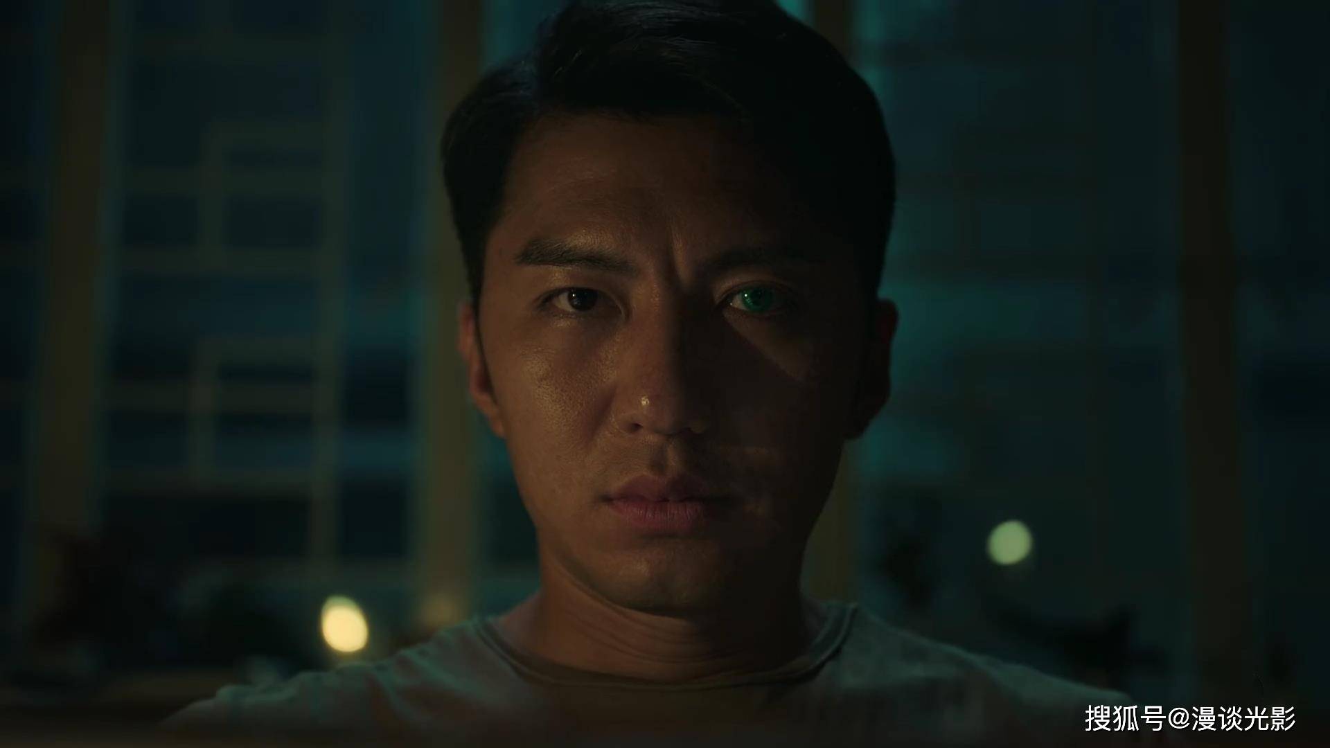 第一个,叶朗晴(戴祖仪)在摄影比赛上说想念母亲,但又说母亲已去世,一